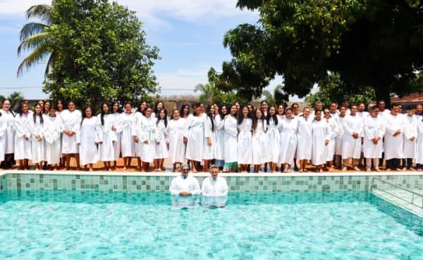 Pr. José Alberto Olímpio batiza 53 novos membros da AD Teotônio Vilela