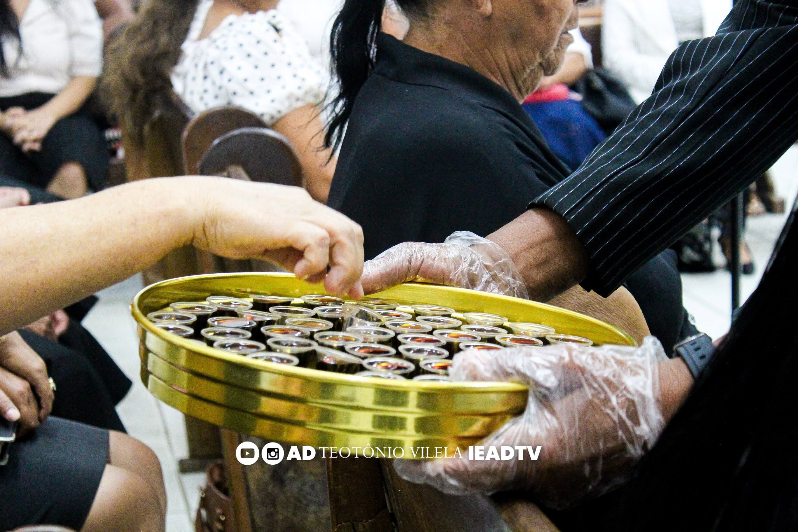 Santa Ceia do Senhor é celebrada em noite de comunhão e adoração